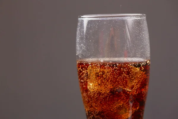 Whisky com coca e gelo — Fotografia de Stock