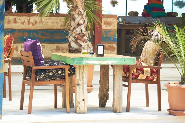 Tables and chairs at outdoor cafe — Stock Photo, Image