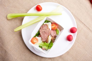 et ve sebze otlar haşlanmış yumurta,