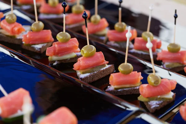 lezzetli aperatifler büfe için sopa üzerinde