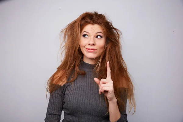 Vörös hajú gondolkodó nő — Stock Fotó