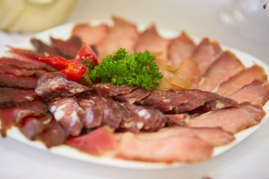 restoranda yemekler sunan