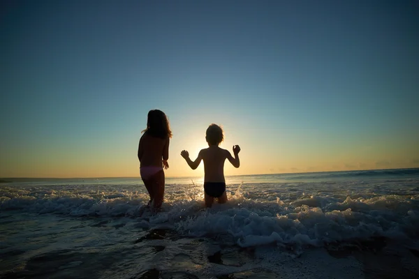 Menino e menina no mar — Fotografia de Stock