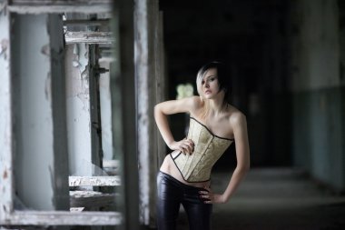 Piercing korse ile kız 