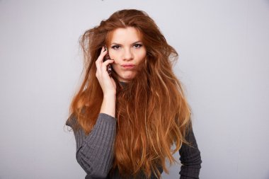 öfkeli kadın telefonla konuşuyor