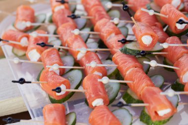 lezzetli aperatifler büfe için sopa üzerinde