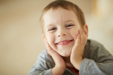 gülümseyen güzel çocuk