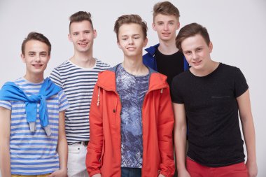 genç yakışıklı genç adamlar 