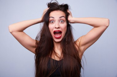 çığlık atıp başını tutan kadın