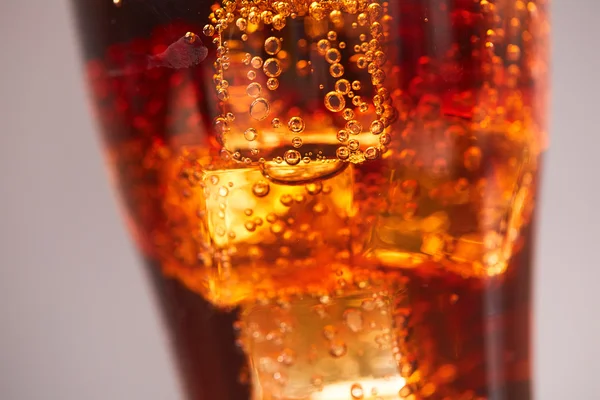 グラスに氷と一緒にコークスします。 — ストック写真