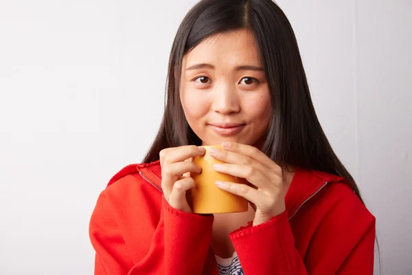 中国の女性がお茶を飲む — ストック写真