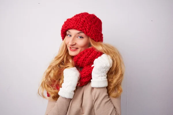 Blondine mit rotem Hut — Stockfoto