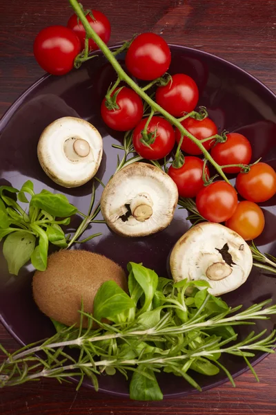 Quivi, tomates e cogumelos — Fotografia de Stock