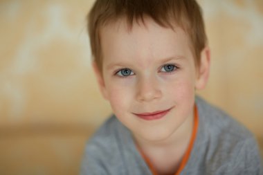 gülümseyen güzel çocuk