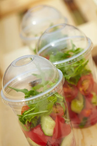 Saladas takeaway em copos — Fotografia de Stock