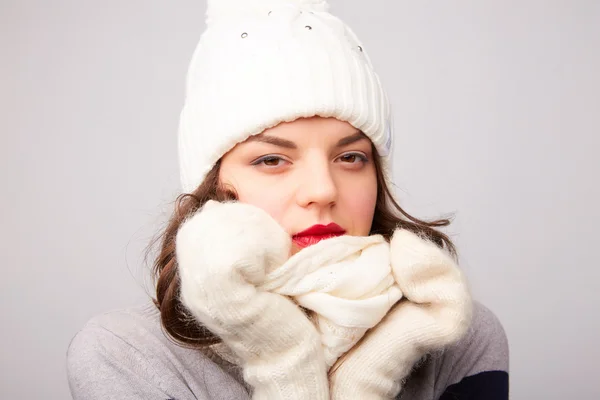 Mulher no chapéu de inverno e mitenes — Fotografia de Stock