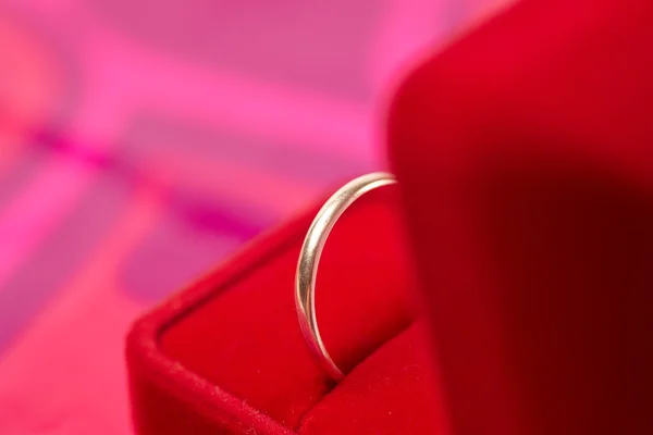 Золотое кольцо в коробке Стоковое Фото