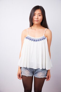 Çinli kadın gülümsüyor 