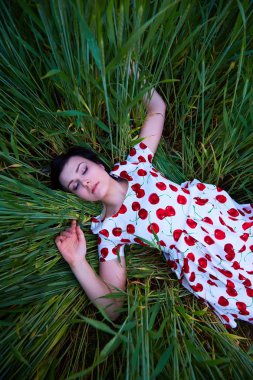 yeşil çim yatan kadın