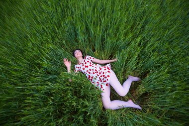 yeşil çim yatan kadın