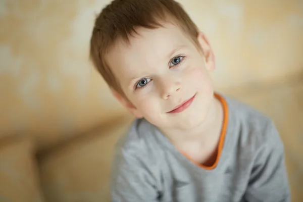 Mooie jongen lachend — Stockfoto