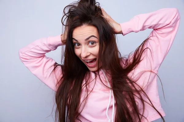 Morena com cabelo liso puxa o cabelo — Fotografia de Stock