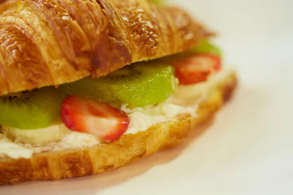 Obstcroissant mit Erdbeeren und Kiwi — Stockfoto