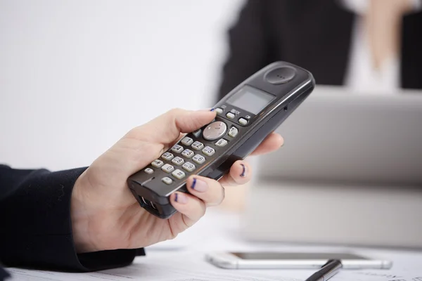 Telefone na mão feminina — Fotografia de Stock