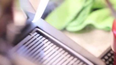 Barista cappuccino kahve dükkanında yapma