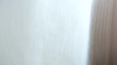 Konveyör üzerine dökülen şeker