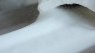 Konveyör üzerine dökülen şeker