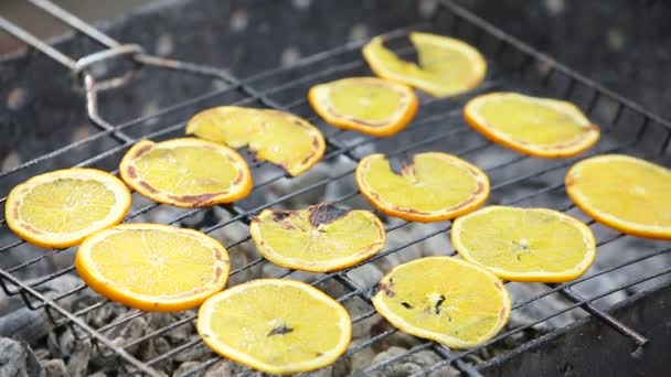 Limones rebanadas a la parrilla — Vídeo de stock