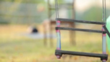 Ağaçta asılı salıncak