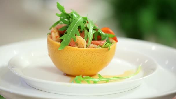 Salade met grapefruit peel — Stockvideo