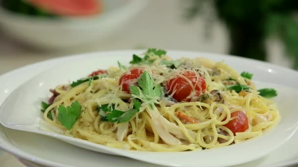 Спагетти с помидорами черри — стоковое видео