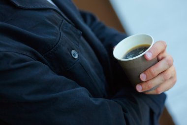 Bir fincan kahveli adam.