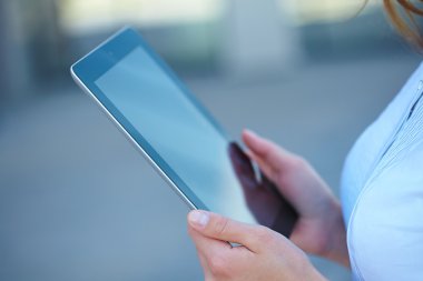 Kız holding tablet