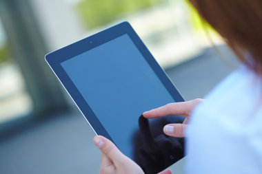 Tablet kullanan kız