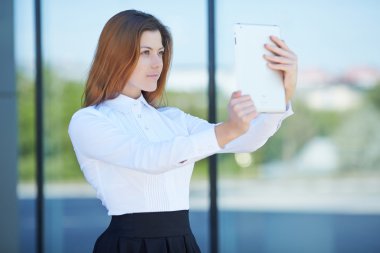 Kız holding tablet