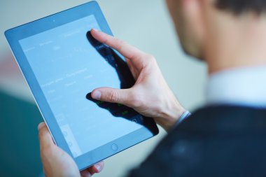 adam tutarak tablet