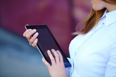 tablet ile güzel kız