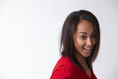 Gülümseyen genç kadın