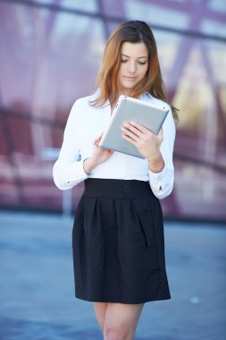 tablet ile güzel kız