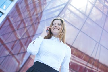 telefon ile güzel kız