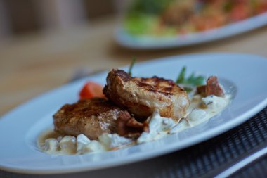 biftek sosu ve sebze ile