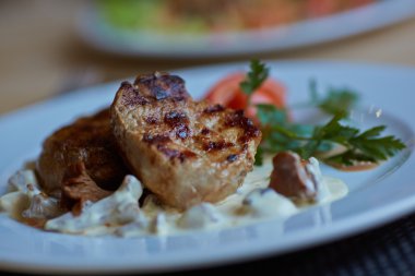 biftek sosu ve sebze ile