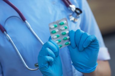 tıbbi kapsül tutan doktor