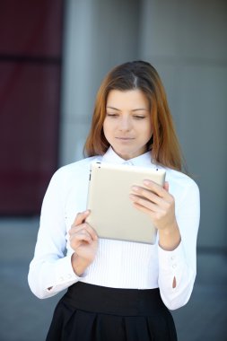 genç kız holding tablet