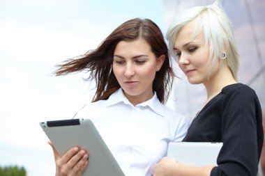 İş kadınları tablet ile