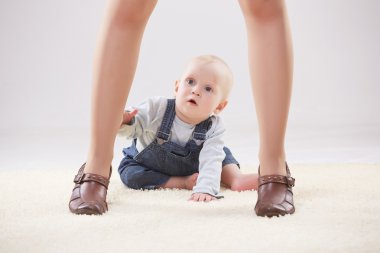 Bebek anne bacaklarının arasına